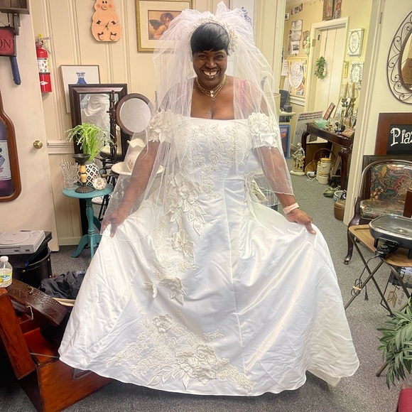 Wedding Dress - Picture 7 of 9